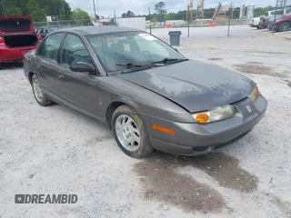 2000 Saturn SL z VIN 1G8ZK527XYZ121984, wystawiony jako IAAI lot #42099839 z przebiegiem 174 210 mil mil oraz . Historia ofert i sprzedaży dostępna na DreamBid. Obrazek 1.