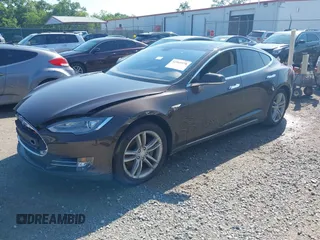 2013 Tesla Model S z VIN 5YJSA1DN6DFP03367, wystawiony jako IAAI lot #42565978 z przebiegiem 105 945 mil mil oraz . Historia ofert i sprzedaży dostępna na DreamBid. Obrazek 19.