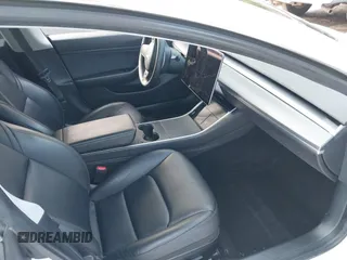 2020 Tesla Model 3 Performance z VIN 5YJ3E1EC5LF791879, wystawiony jako IAAI lot #41302692 z przebiegiem 76 502 mil mil oraz . Historia ofert i sprzedaży dostępna na DreamBid. Obrazek 5.