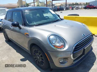 2017 MINI Hardtop 4 Door Cooper z VIN WMWXU1C36H2F77758, wystawiony jako IAAI lot #42500895 z przebiegiem 108 780 mil mil oraz . Historia ofert i sprzedaży dostępna na DreamBid. Obrazek 1.