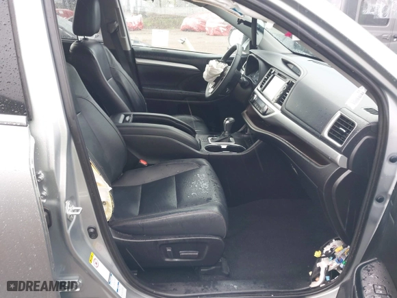 2019 Toyota Highlander SE with VIN 5TDJZRFH0KS608855, listed as a IAAI auction lot 41765566 with 30,228 mi miles. Bid and sale history available at carsss.com. Image 5.