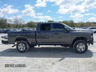 2023 Ram 2500 Tradesman z VIN 3C6UR5CJ9PG503984, wystawiony jako IAAI lot #41855474 z przebiegiem 47 131 mil mil oraz . Historia ofert i sprzedaży dostępna na DreamBid. Obrazek 14.