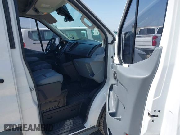 2015 Ford Transit XL z VIN 1FBAX2CM5FKB12854, wystawiony jako IAAI lot #42744192 z przebiegiem 54 236 mil mil oraz . Historia ofert i sprzedaży dostępna na DreamBid. Obrazek 5.