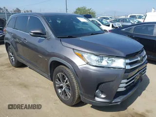 2019 Toyota Highlander LE z VIN 5TDZZRFH6KS311902, wystawiony jako IAAI lot #42471728 z przebiegiem 57 262 mil mil oraz . Historia ofert i sprzedaży dostępna na DreamBid. Obrazek 1.