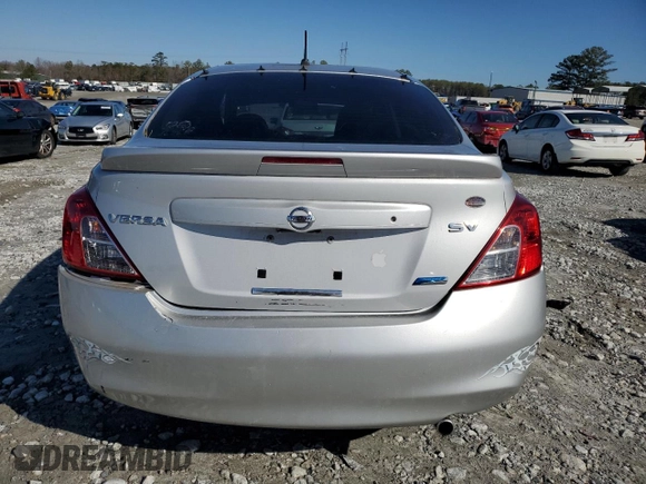 2013 Nissan Versa S Plus z VIN 3N1CN7AP3DL878245, wystawiony jako Copart lot #42694715 z przebiegiem 160 571 mil mil oraz Szkoda całkowita • Salvage title. Historia ofert i sprzedaży dostępna na DreamBid. Obrazek 6.