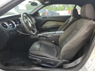 2012 Ford Mustang V6 z VIN 1ZVBP8EM8C5207416, wystawiony jako Copart lot #57823615 z przebiegiem 162 286 mil mil oraz Szkoda całkowita • Salvage title. Historia ofert i sprzedaży dostępna na DreamBid. Obrazek 7.
