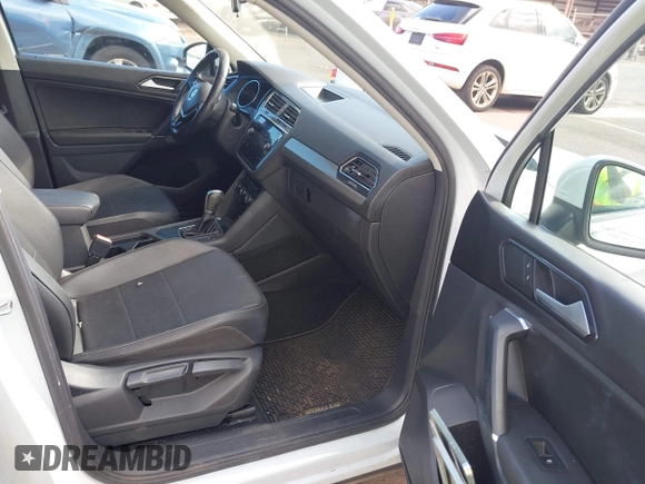 2018 Volkswagen Tiguan SEL z VIN 3VV3B7AX7JM126402, wystawiony jako IAAI lot #42046690 z przebiegiem 54 790 mil mil oraz . Historia ofert i sprzedaży dostępna na DreamBid. Obrazek 5.