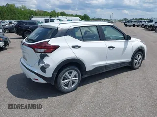 2022 Nissan Kicks S z VIN 3N1CP5BV3NL503498, wystawiony jako IAAI lot #42203907 z przebiegiem 30 139 mil mil oraz . Historia ofert i sprzedaży dostępna na DreamBid. Obrazek 4.