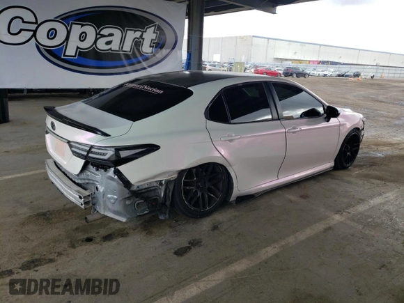 2018 Toyota Camry LE z VIN JTNB11HK8J3025709, wystawiony jako Copart lot #56763315 z przebiegiem 157 941 mil mil oraz Szkoda całkowita • Salvage title. Historia ofert i sprzedaży dostępna na DreamBid. Obrazek 3.