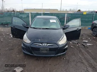 2013 Hyundai Accent GS z VIN KMHCT5AE1DU119732, wystawiony jako IAAI lot #41630775 z przebiegiem 180 001 mil mil oraz . Historia ofert i sprzedaży dostępna na DreamBid. Obrazek 6.