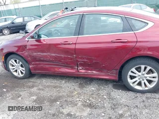 2015 Chrysler 200 Limited z VIN 1C3CCCAB7FN662177, wystawiony jako IAAI lot #42032768 z przebiegiem 64 570 mil mil oraz . Historia ofert i sprzedaży dostępna na DreamBid. Obrazek 6.