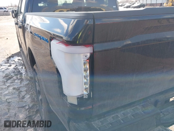 2024 Ford F-150 Lightning XLT z VIN 1FTVW3LK3RWG06339, wystawiony jako IAAI lot #41664763 z przebiegiem 9 891 mil mil oraz . Historia ofert i sprzedaży dostępna na DreamBid. Obrazek 19.
