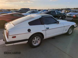 1983 Datsun 280ZX z VIN JN1HZ04S2DX564639, wystawiony jako Copart lot #75222314 z przebiegiem 75 925 mil mil oraz Szkody całkowita. Historia ofert i sprzedaży dostępna na DreamBid. Obrazek 3.