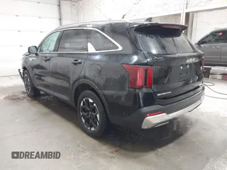 2024 Kia Sorento S z VIN 5XYRLDJC9RG261052, wystawiony jako IAAI lot #42282236 z przebiegiem 23 620 mil mil oraz . Historia ofert i sprzedaży dostępna na DreamBid. Obrazek 3.