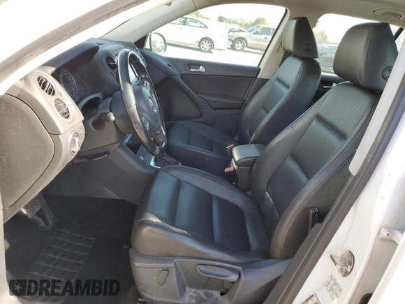 2017 Volkswagen Tiguan S z VIN WVGAV7AX6HK016340, wystawiony jako Copart lot #52073245 z przebiegiem 175 069 mil mil oraz Tytuł czysty. Historia ofert i sprzedaży dostępna na DreamBid. Obrazek 7.