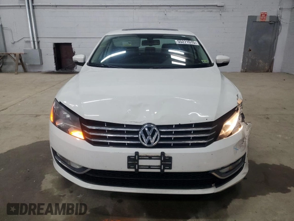 2013 Volkswagen Passat SEL Premium z VIN 1VWCP7A30DC100014, wystawiony jako Copart lot #55271515 z przebiegiem 139 484 mil mil oraz Szkoda całkowita • Salvage title. Historia ofert i sprzedaży dostępna na DreamBid. Obrazek 5.