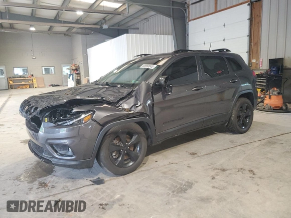 2020 Jeep Cherokee Altitude z VIN 1C4PJMLB5LD608318, wystawiony jako Copart lot #55660845 z przebiegiem 56 394 mil mil oraz Szkoda całkowita • Salvage title. Historia ofert i sprzedaży dostępna na DreamBid. Obrazek 1.