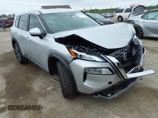 2023 Nissan Rogue SV z VIN JN8BT3BAXPW418861, wystawiony jako IAAI lot #42153059 z przebiegiem 41 641 mil mil oraz . Historia ofert i sprzedaży dostępna na DreamBid. Obrazek 1.