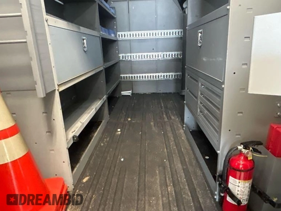 2023 Ford Transit Cargo z VIN 1FTBR1X85PKA75596, wystawiony jako IAAI lot #42742859 z przebiegiem 45 875 mil mil oraz . Historia ofert i sprzedaży dostępna na DreamBid. Obrazek 8.