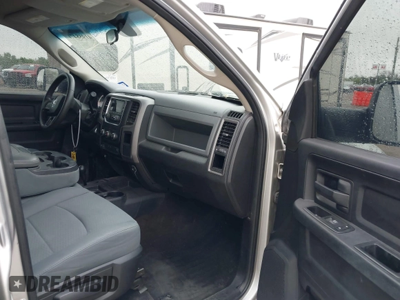 2013 Ram 2500 Tradesman z VIN 3C6TR5CT1DG562584, wystawiony jako IAAI lot #41958471 z przebiegiem 185 426 mil mil oraz . Historia ofert i sprzedaży dostępna na DreamBid. Obrazek 5.