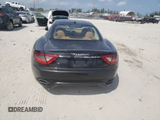2014 Maserati GranTurismo Sport z VIN ZAM45VLA5E0086834, wystawiony jako Copart lot #46795014 z przebiegiem Nie podano mil oraz Szkoda całkowita • Salvage title. Historia ofert i sprzedaży dostępna na DreamBid. Obrazek 6.