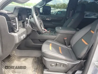 2025 GMC Sierra 2500HD AT4 z VIN 1GT4UPEY0SF206593, wystawiony jako Copart lot #52699045 z przebiegiem 5 036 mil mil oraz Szkoda całkowita • Salvage title. Historia ofert i sprzedaży dostępna na DreamBid. Obrazek 7.