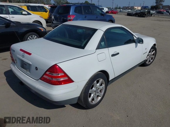 1999 Mercedes-Benz SLK 230/320 z VIN WDBKK47F7XF126995, wystawiony jako IAAI lot #42453023 z przebiegiem 215 676 mil mil oraz . Historia ofert i sprzedaży dostępna na DreamBid. Obrazek 4.