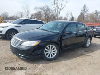 2013 Chrysler 200 Touring z VIN 1C3CCBBB5DN699931, wystawiony jako IAAI lot #42023004 z przebiegiem 62 737 mil mil oraz . Historia ofert i sprzedaży dostępna na DreamBid. Obrazek 2.