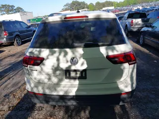 2020 Volkswagen Tiguan S z VIN 3VV1B7AX5LM010741, wystawiony jako IAAI lot #42030616 z przebiegiem 104 533 mil mil oraz . Historia ofert i sprzedaży dostępna na DreamBid. Obrazek 16.