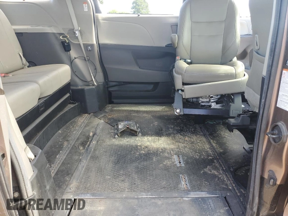 2020 Toyota Sienna XLE Auto Access Seat z VIN 5TDYZ3DC6LS033245, wystawiony jako Copart lot #56308365 z przebiegiem 82 254 mil mil oraz Szkoda całkowita • Salvage title. Historia ofert i sprzedaży dostępna na DreamBid. Obrazek 11.