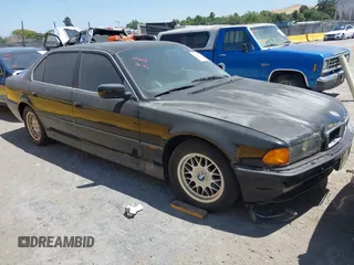 1998 BMW 7 Series 740iL z VIN WBAGJ832XWDM16899, wystawiony jako IAAI lot #42361106 z przebiegiem 177 379 mil mil oraz . Historia ofert i sprzedaży dostępna na DreamBid. Obrazek 1.