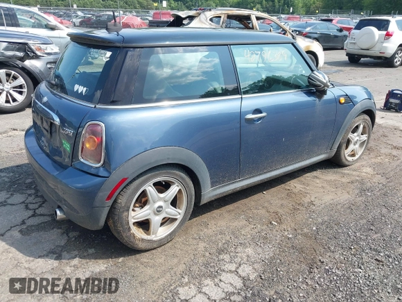 2010 MINI Hardtop z VIN WMWMF3C50ATU77369, wystawiony jako IAAI lot #42796389 z przebiegiem 173 322 mil mil oraz . Historia ofert i sprzedaży dostępna na DreamBid. Obrazek 4.