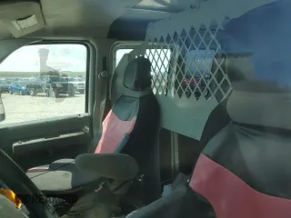 2014 Ford Econoline Cargo Commercial z VIN 1FTNE2EW5EDA69248, wystawiony jako Copart lot #59980865 z przebiegiem 198 051 mil mil oraz Czysty tytuł • Clean title. Historia ofert i sprzedaży dostępna na DreamBid. Obrazek 10.
