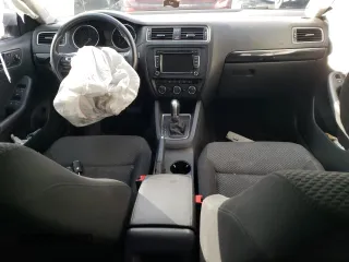 2015 Volkswagen Jetta SE z VIN 3VWD07AJ5FM209898, wystawiony jako Copart lot #49032185 z przebiegiem 173 697 mil mil oraz Szkoda całkowita • Salvage title. Historia ofert i sprzedaży dostępna na DreamBid. Obrazek 8.