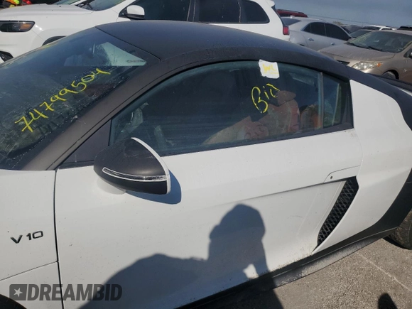 2011 Audi R8 5.2L z VIN WUAANAFG8BN000143, wystawiony jako Copart lot #74799504 z przebiegiem Nie podano mil oraz Szkoda całkowita • Salvage title. Historia ofert i sprzedaży dostępna na DreamBid. Obrazek 12.