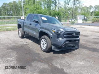 2024 Toyota Tacoma SR5 z VIN 3TYKB5FN0RT013249, wystawiony jako IAAI lot #42182507 z przebiegiem 8 373 mil mil oraz . Historia ofert i sprzedaży dostępna na DreamBid. Obrazek 1.
