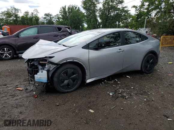 2023 Toyota Prius LE z VIN JTDACAAU1P3000455, wystawiony jako Copart lot #58039065 z przebiegiem 30 001 mil mil oraz Nie do naprawy • Non repairable. Historia ofert i sprzedaży dostępna na DreamBid. Obrazek 1.