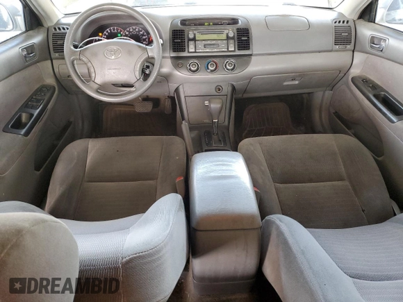 2005 Toyota Camry STD z VIN 4T1BE32K25U946848, wystawiony jako Copart lot #50825945 z przebiegiem 271 622 mil mil oraz Czysty tytuł • Clean title. Historia ofert i sprzedaży dostępna na DreamBid. Obrazek 8.