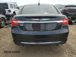2013 Chrysler 200 Touring z VIN 1C3CCBBG7DN608198, wystawiony jako Copart lot #59193085 z przebiegiem 152 026 mil mil oraz Szkoda całkowita • Salvage title. Historia ofert i sprzedaży dostępna na DreamBid. Obrazek 6.