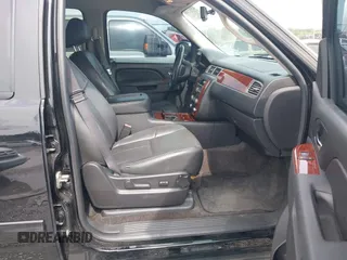 2014 Chevrolet Tahoe LS z VIN 1GNSCAE05ER128680, wystawiony jako IAAI lot #42388442 z przebiegiem 240 611 mil mil oraz . Historia ofert i sprzedaży dostępna na DreamBid. Obrazek 5.