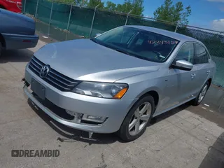 2015 Volkswagen Passat Wolfsburg Edition z VIN 1VWAT7A39FC096437, wystawiony jako IAAI lot #42343129 z przebiegiem 142 474 mil mil oraz . Historia ofert i sprzedaży dostępna na DreamBid. Obrazek 2.