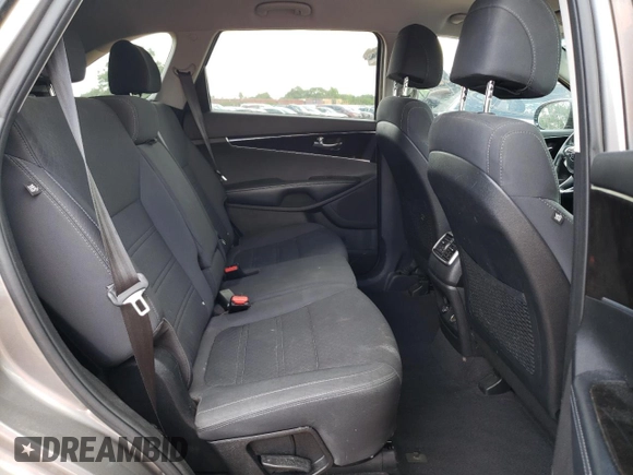 2017 Kia Sorento LX z VIN 5XYPG4A35HG297508, wystawiony jako Copart lot #56898275 z przebiegiem 137 498 mil mil oraz Szkoda całkowita • Salvage title. Historia ofert i sprzedaży dostępna na DreamBid. Obrazek 11.