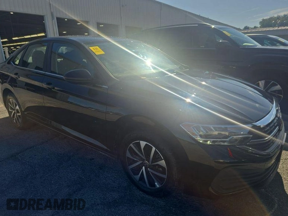 2024 Volkswagen Jetta S z VIN 3VW5M7BUXRM054755, wystawiony jako IAAI lot #42808965 z przebiegiem 23 995 mil mil oraz . Historia ofert i sprzedaży dostępna na DreamBid. Obrazek 13.