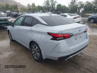 2024 Nissan Versa SV z VIN 3N1CN8EV1RL882882, wystawiony jako IAAI lot #41522203 z przebiegiem 4 673 mil mil oraz . Historia ofert i sprzedaży dostępna na DreamBid. Obrazek 3.