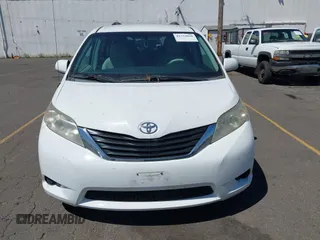 2013 Toyota Sienna LE AAS z VIN 5TDKK3DC0DS352376, wystawiony jako IAAI lot #42734860 z przebiegiem 184 622 mil mil oraz . Historia ofert i sprzedaży dostępna na DreamBid. Obrazek 12.