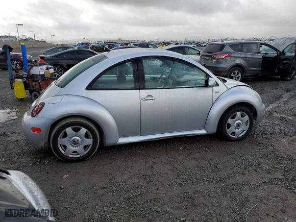 2001 Volkswagen New Beetle GLS with VIN 3VWCK21C01M453168, listed as a Copart auction lot 45480635 with 122,494 mi miles and Salvage Title. Bid and sale history available at carsss.com. Image 3.
