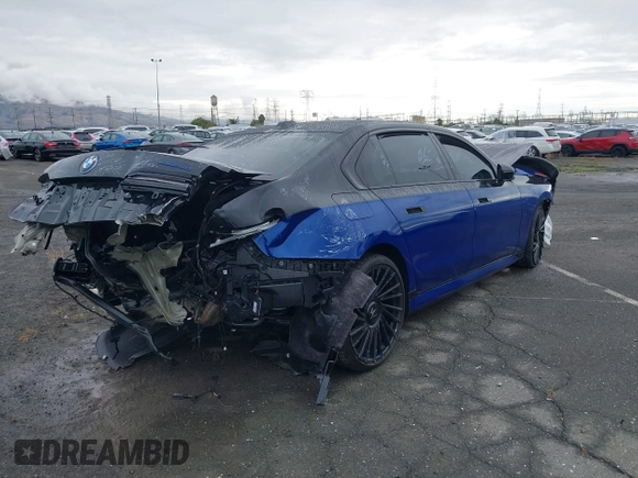 2023 BMW i7 xDrive60 z VIN WBY53EJ05PCN86100, wystawiony jako IAAI lot #40845180 z przebiegiem 4 231 mil mil oraz . Historia ofert i sprzedaży dostępna na DreamBid. Obrazek 4.