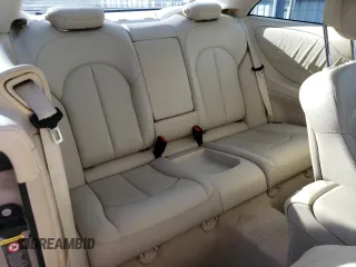 2005 Mercedes-Benz CLK 500 z VIN WDBTJ75J05F159477, wystawiony jako Copart lot #85168664 z przebiegiem 122 295 mil mil oraz Szkody całkowita. Historia ofert i sprzedaży dostępna na DreamBid. Obrazek 10.