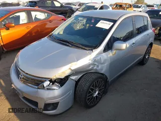 2011 Nissan Versa S z VIN 3N1BC1CP2BL448005, wystawiony jako IAAI lot #41819138 z przebiegiem 165 936 mil mil oraz . Historia ofert i sprzedaży dostępna na DreamBid. Obrazek 20.