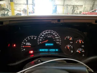 2003 Chevrolet Suburban LT z VIN 1GNFK16Z53J282237, wystawiony jako Copart lot #56275545 z przebiegiem 129 384 mil mil oraz Szkoda całkowita • Salvage title. Historia ofert i sprzedaży dostępna na DreamBid. Obrazek 9.